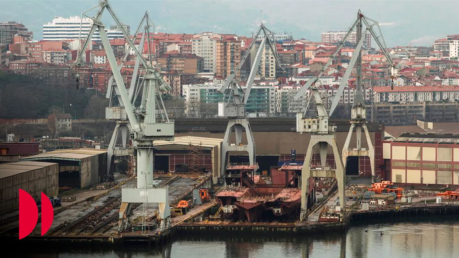 Navalen lurretan industria jarduera berreskuratzen