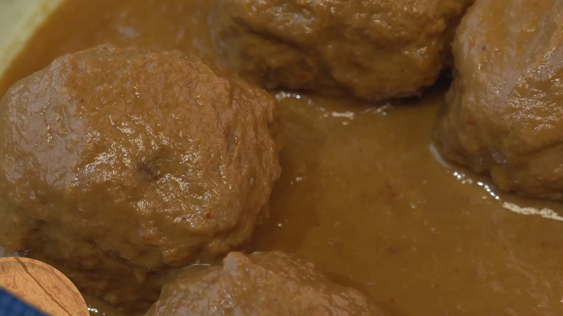 Albóndigas en salsa con toque de chocolate negro