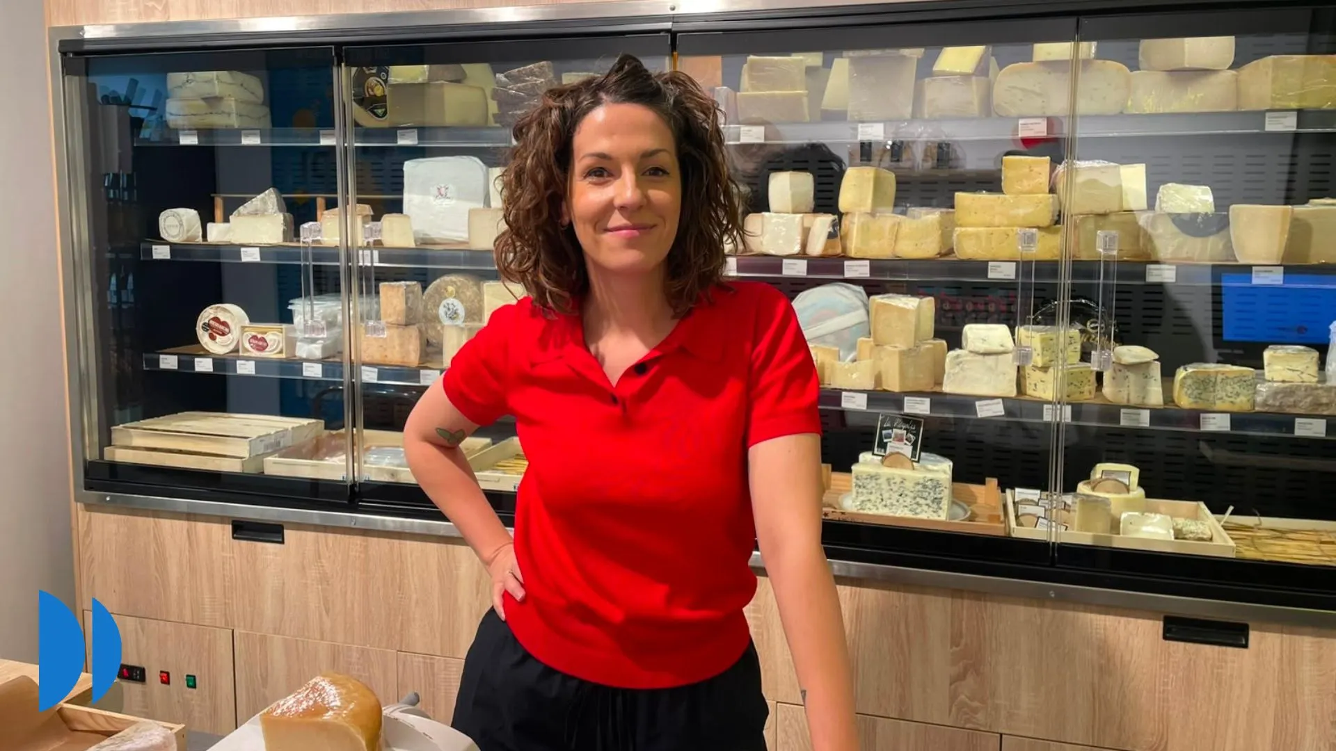María Mora con muchos quesos, pan y vino