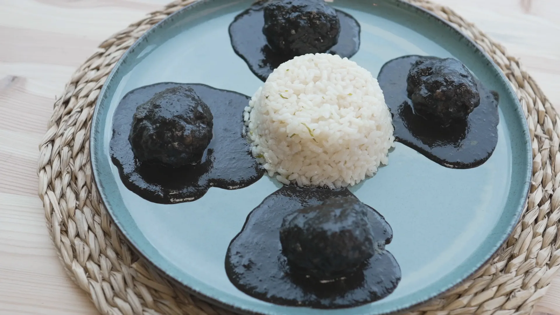 Bolas de calamar en su tinta