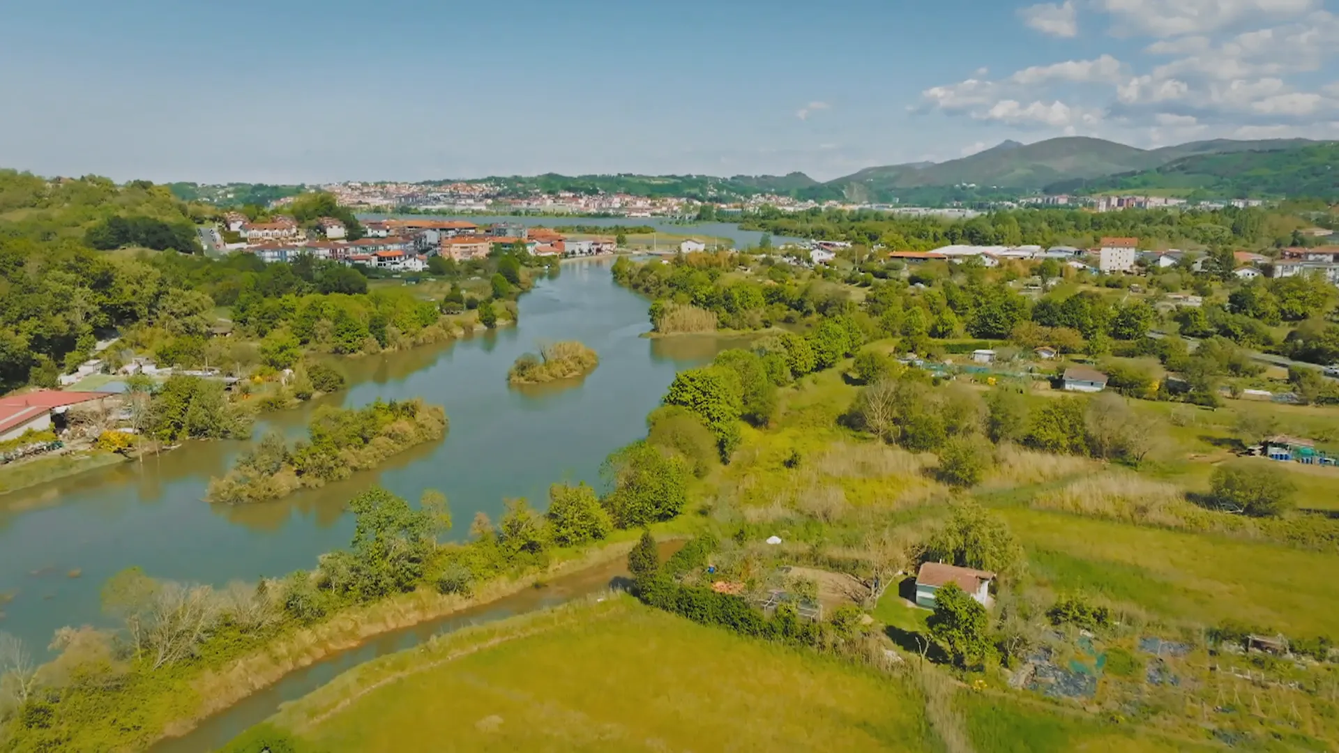 GIPUZKOA, zeruaren eta itsasoaren artean