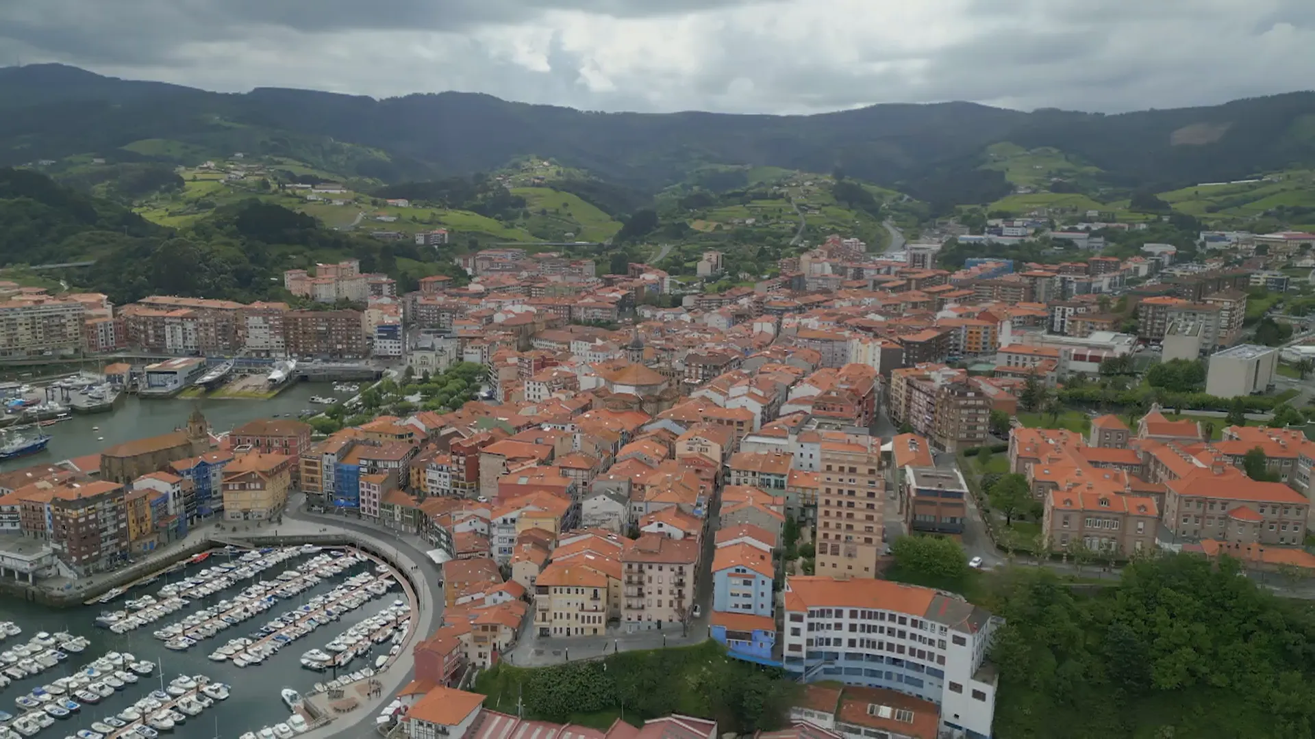Edificio del barrio obrero San Inazio de Legazpi y  Kikunbera Etxea (Bermeo)