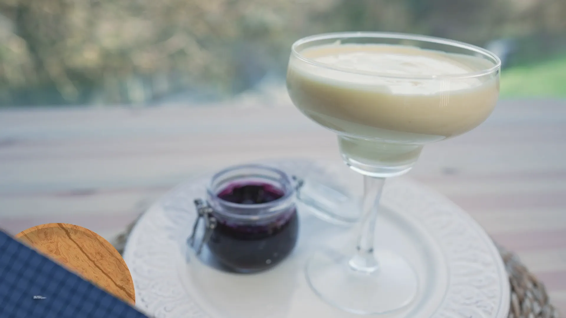 Mousse de limón con compota de frambuesa