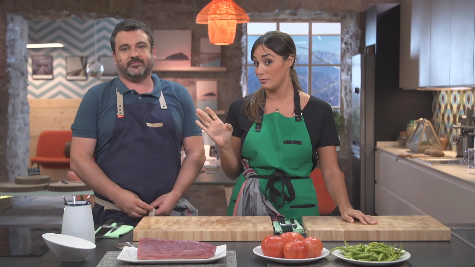 Bonito con tomate y guindilla